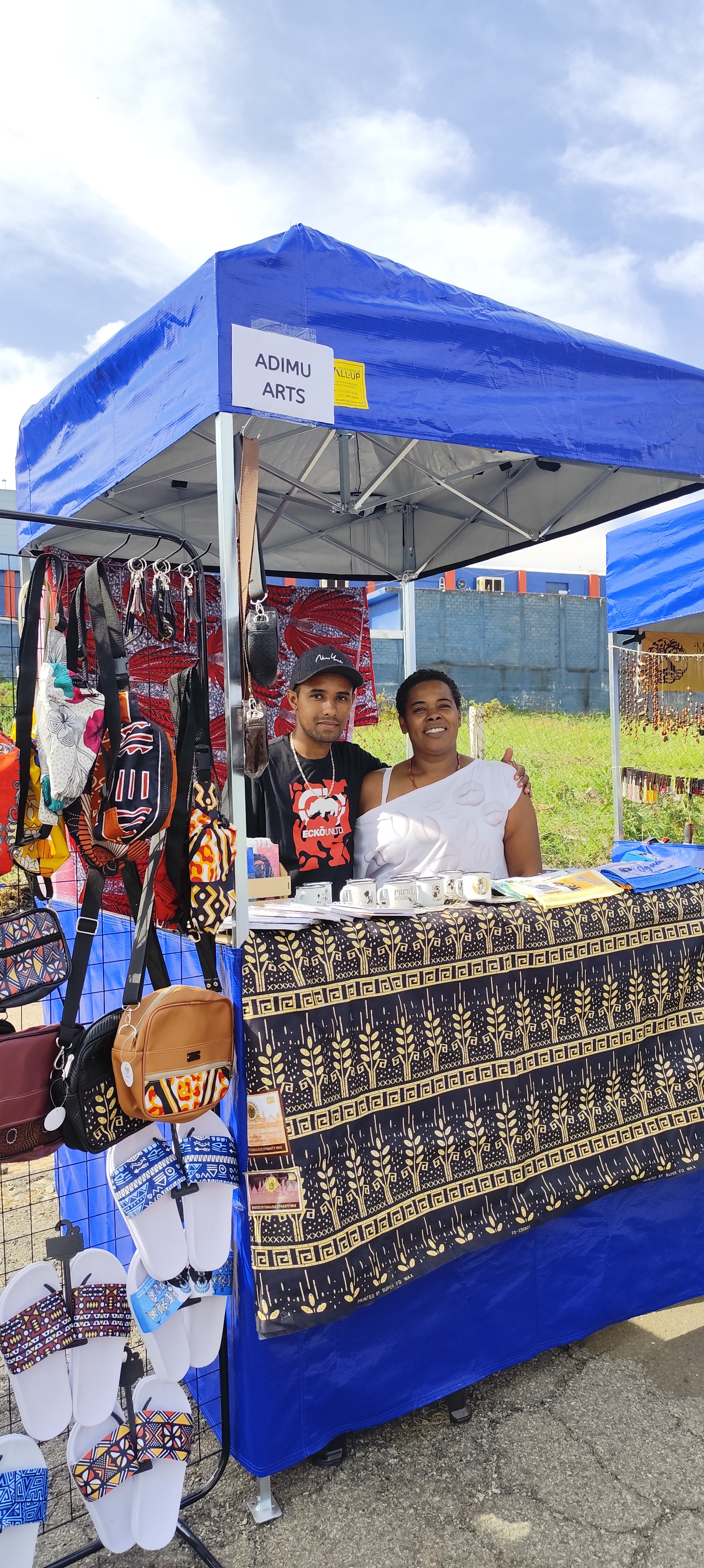 Empreendedores da Adimu Arts com artesanato africano