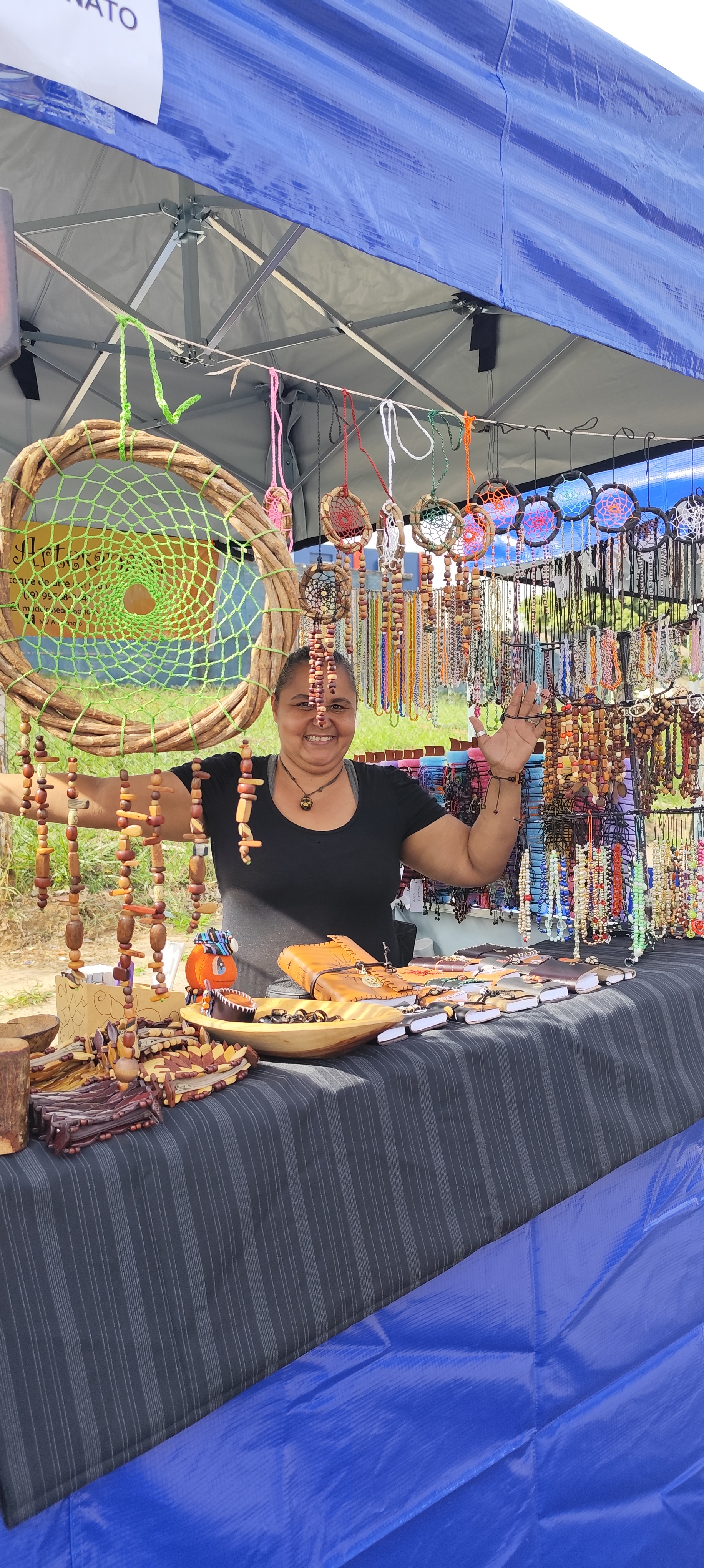 Barraca de artesanato com apanhadores de sonhos e bijuterias