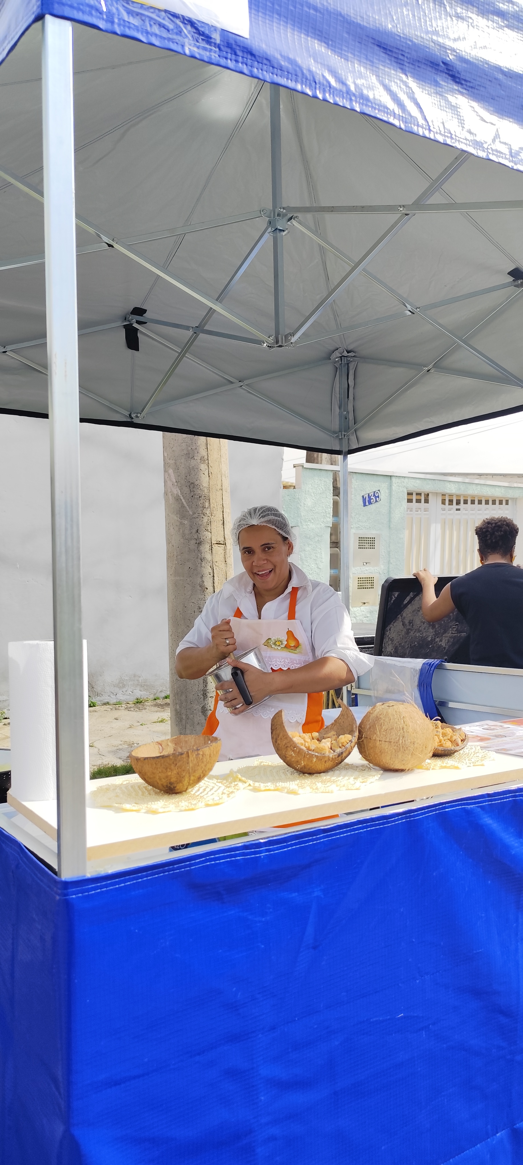 Empreendedora vendendo cocada e doces tradicionais