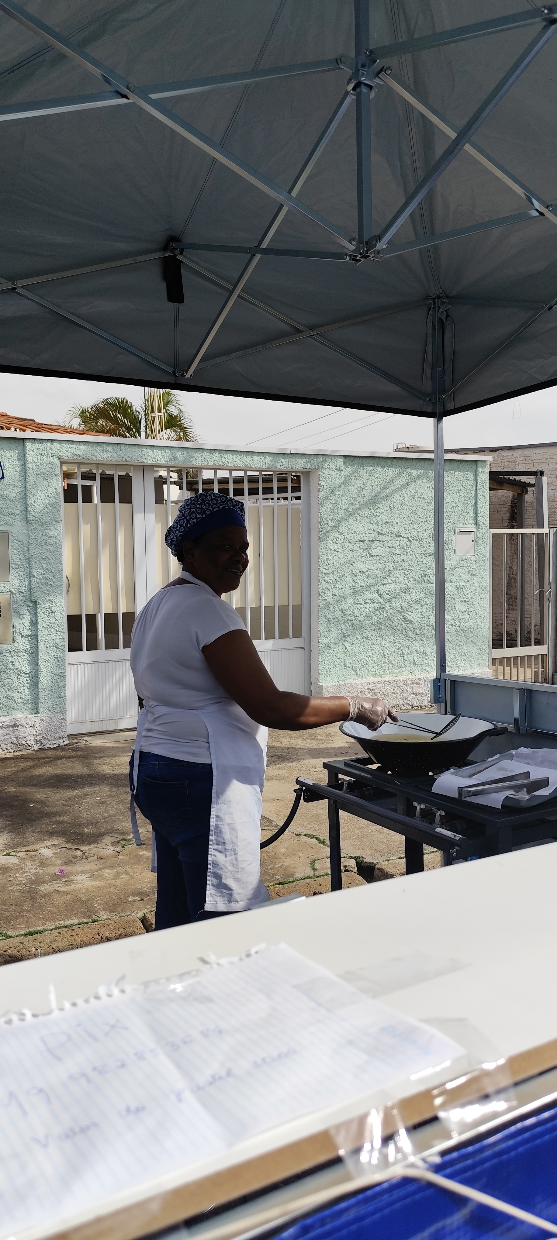 Empreendedora preparando comida tradicional