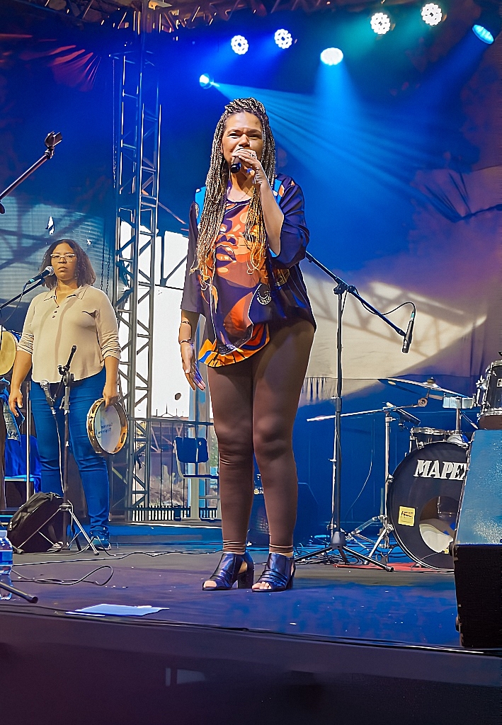 Cantora com banda no palco
