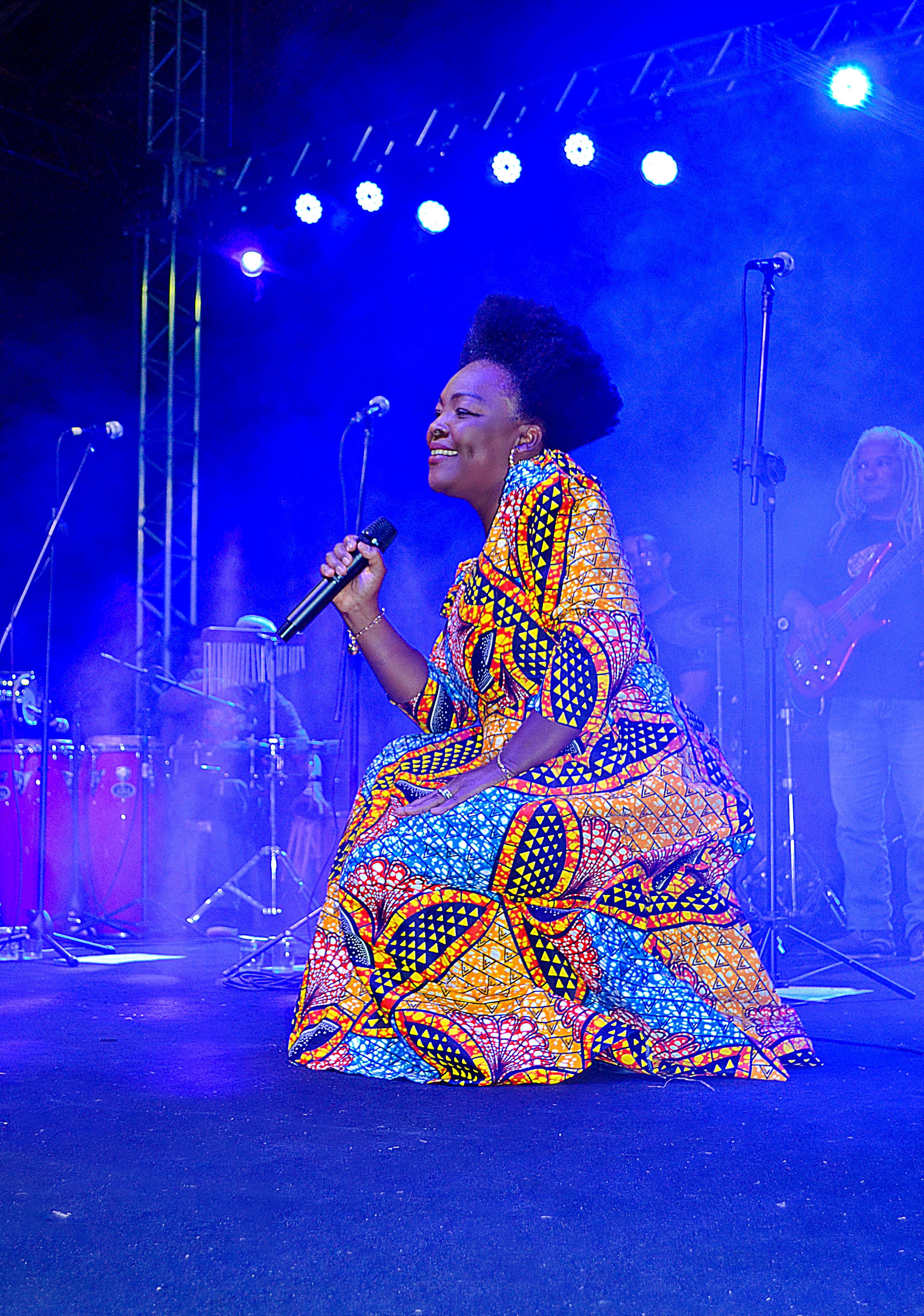 Cantora com vestido africano