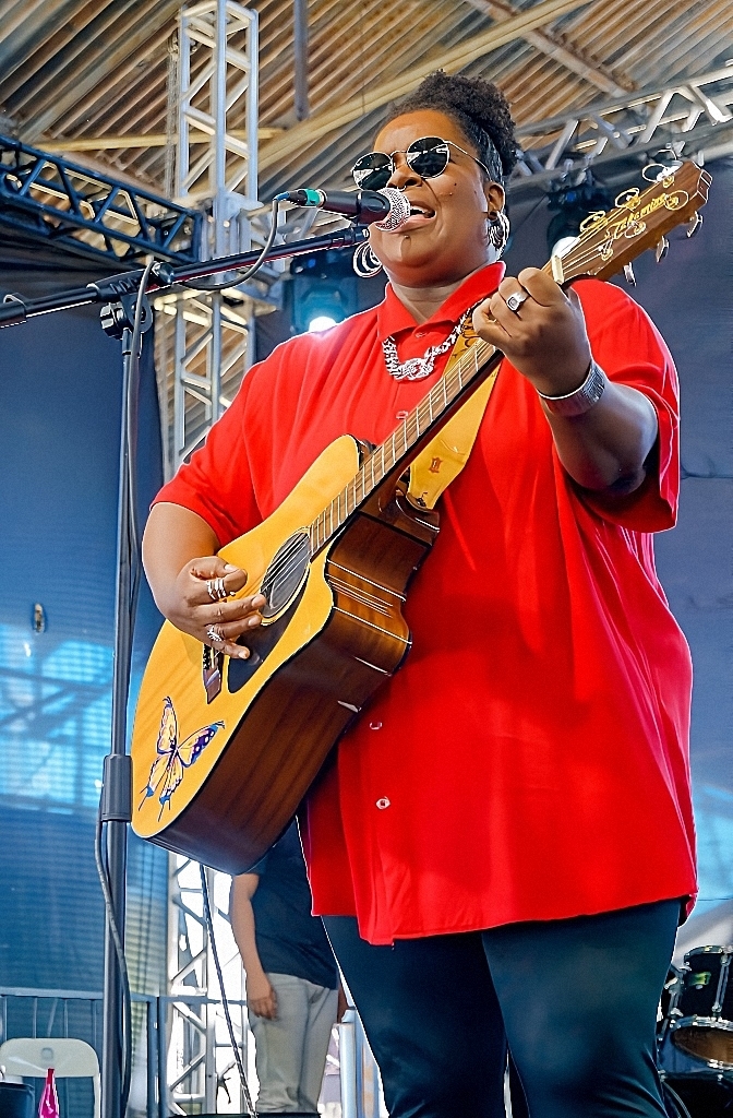 Cantora com violao no palco