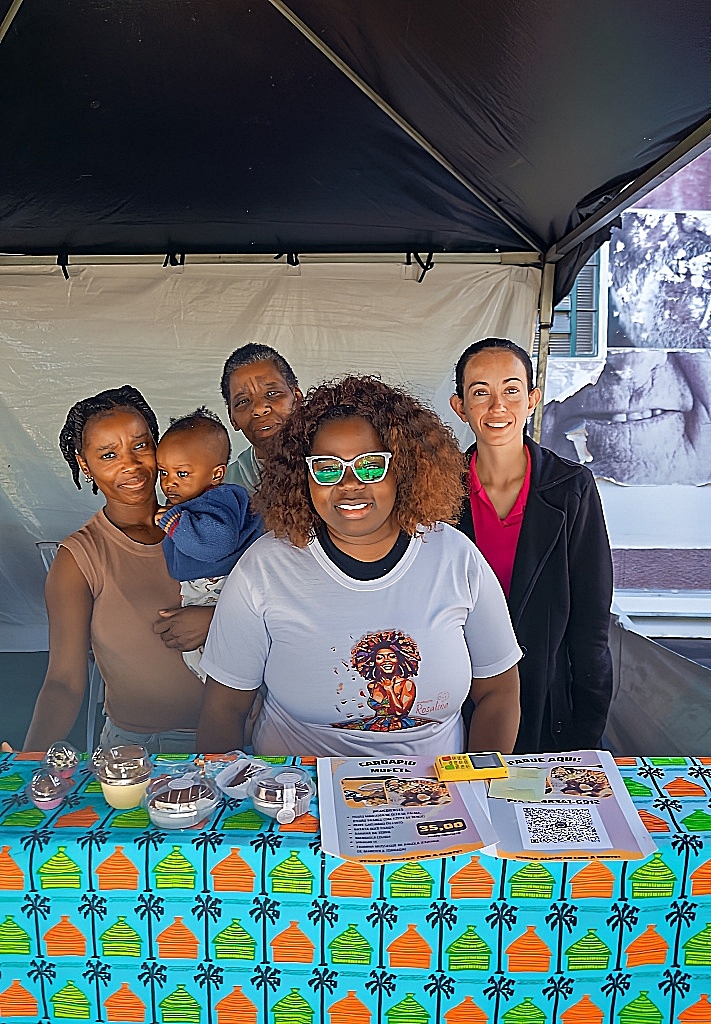 Equipe na barraca de gastronomia