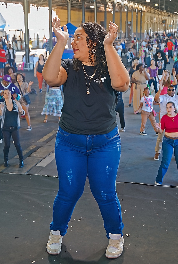 Mulher dancando na feira