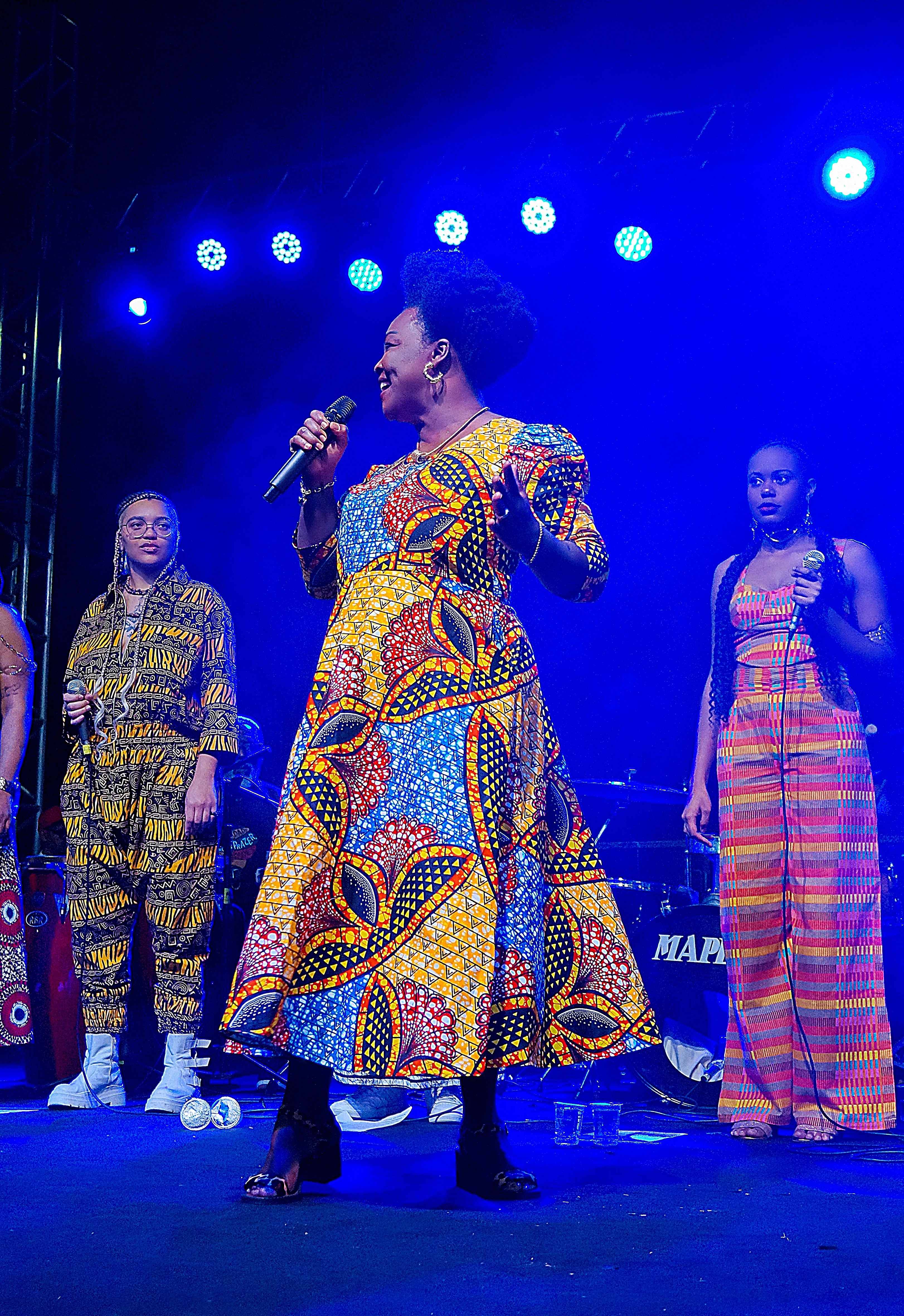 Trio de cantoras no palco
