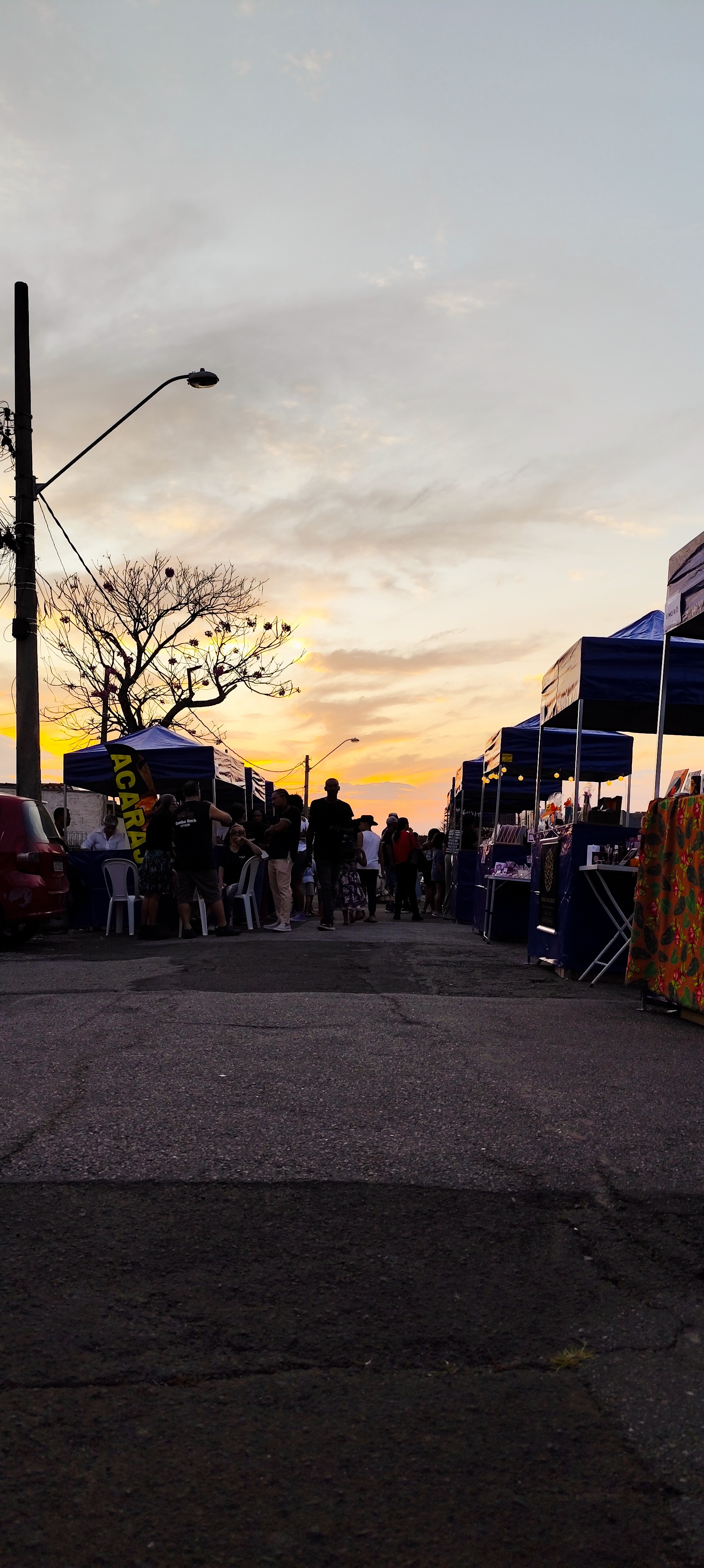 Feira ao pôr do sol