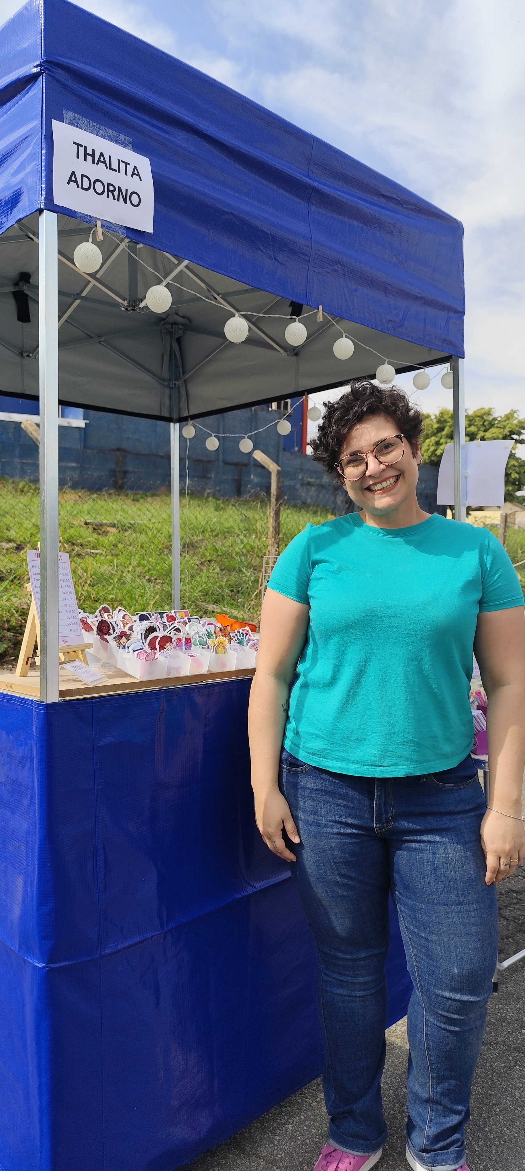 Thalita Adorno em sua barraca de ilustrações
